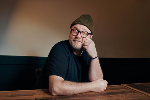 Max Strohe, an einem Tisch sitzend