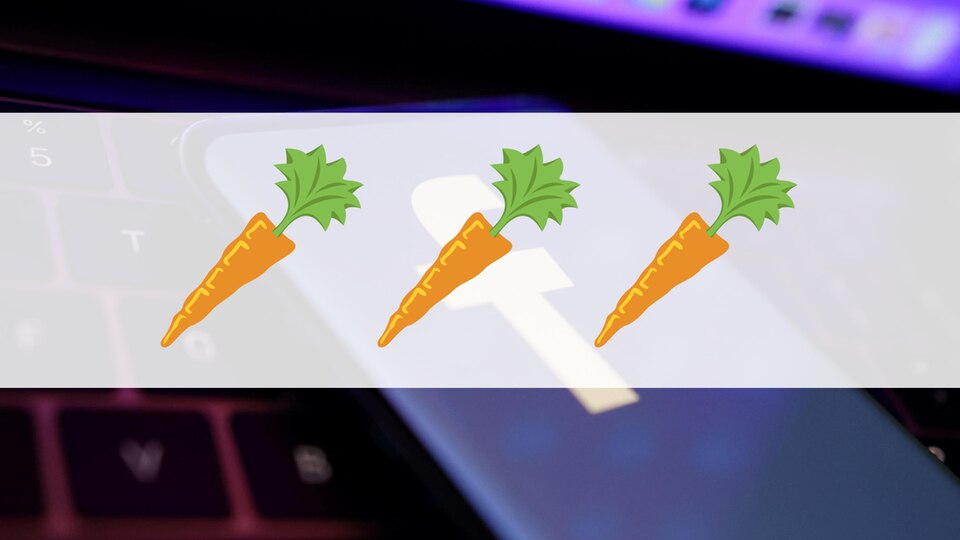 Ein Smartphone mit dem Symbol von Facebook auf dem Bildschirm liegt auf einer Tastatur