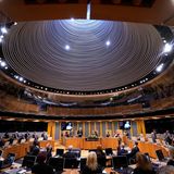 König Charles III. hält auf diesem Foto eine Rede vor dem Parlament in Wales. 