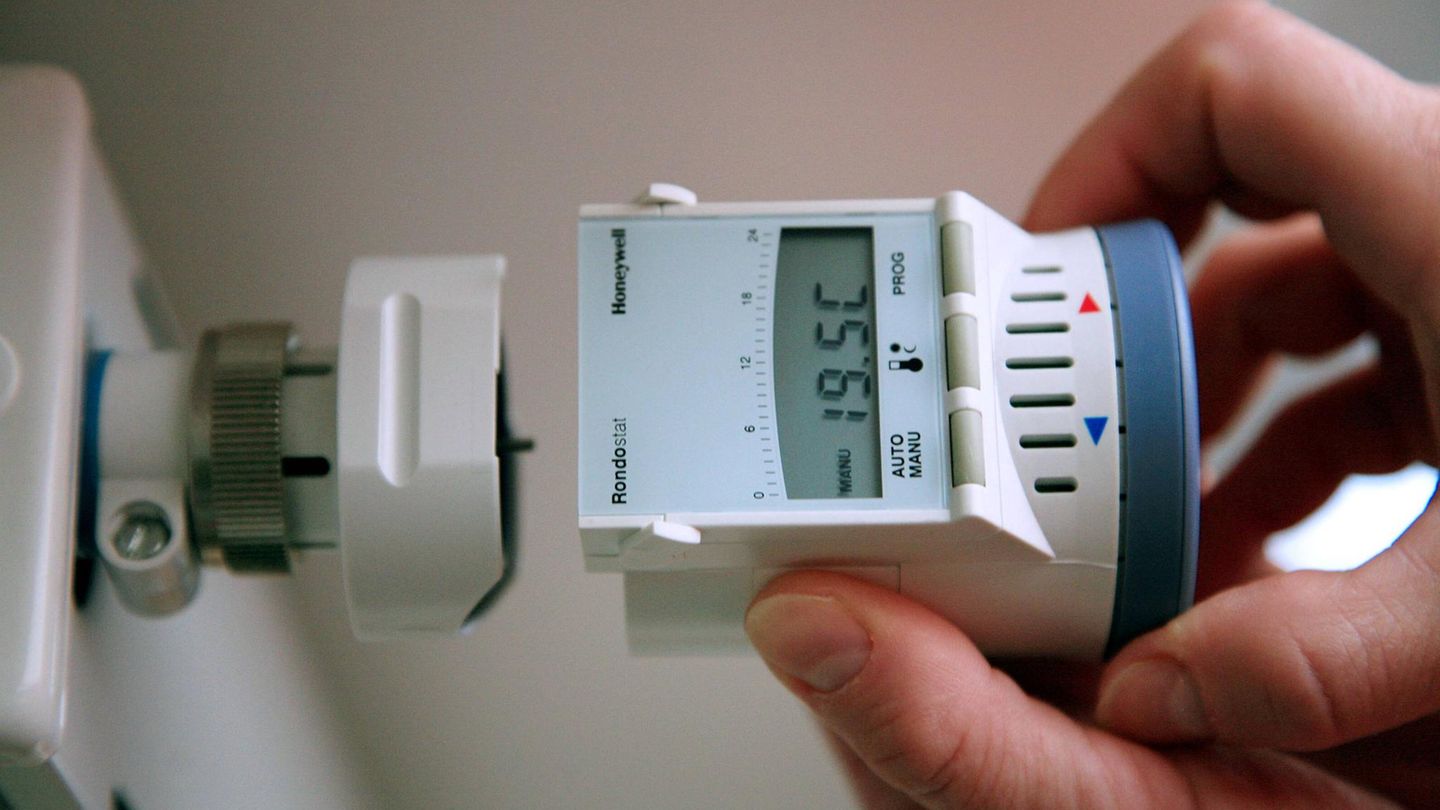 Stiftung Warentest rechnet‘s vor: Heizen Ob der Vermieter eine moderne Heizung einbaut und die Wohnung vernünftig dämmt, das können Mieter meist nicht beeinflussen. Aber auch sie können die Heizkosten senken, ohne frieren zu müssen. Warentest empfiehlt die Anschaffung programmierbarer Thermostate (ab 20 Euro), die die Temperatur zu Zeiten, in denen niemand zu Hause ist, automatisch absenken. Die Beispielfamilie in ihrer 75-Quadratmeter-Wohnung kann so fast 100 Euro im Jahr sparen. Dreht sie die Heizung auch bei Anwesenheit etwas (von 22 auf 20 Grad) herunter, steigt die Ersparnis laut Warentest-Berechnung auf 189 Euro. (Noch mehr Spartipps zum Thema Heizen finden Sie hier.) Heizen Ob der Vermieter eine moderne Heizung einbaut und die Wohnung vernünftig dämmt, das können Mieter meist nicht beeinflussen. Aber auch sie können die Heizkosten senken, ohne frieren zu müssen. Warentest empfiehlt die Anschaffung programmierbarer Thermostate (ab 20 Euro), die die Temperatur zu Zeiten, in denen niemand zu Hause ist, automatisch absenken. Die Beispielfamilie in ihrer 75-Quadratmeter-Wohnung kann so fast 100 Euro im Jahr sparen. Dreht sie die Heizung auch bei Anwesenheit etwas (von 22 auf 20 Grad) herunter, steigt die Ersparnis laut Warentest-Berechnung auf 189 Euro. (Noch mehr Spartipps zum Thema Heizen finden Sie hier.)