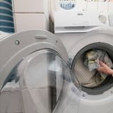 Waschen und trocknen  Waschmaschine und Trockner sind große Stromfresser. Durch kleine Verhaltensänderungen kann eine Familie aber immerhin 77 Euro sparen, rechnet Warentest vor. Zu den Maßnahmen zählen: Ökoprogramm der Waschmaschine nutzen. Wäsche nicht nur im Sommer, sondern auch im Frühjahr und Herbst auf der Leine trocknen. Trockner nur voll beladen und mit höchster Schleuderzahl laufen lassen. Und nasse Wäsche nicht in beheizten Räumen aufhängen, weil das Heizenergie kostet (und für Schimmel sorgt, wenn man nicht ordentlich lüftet).