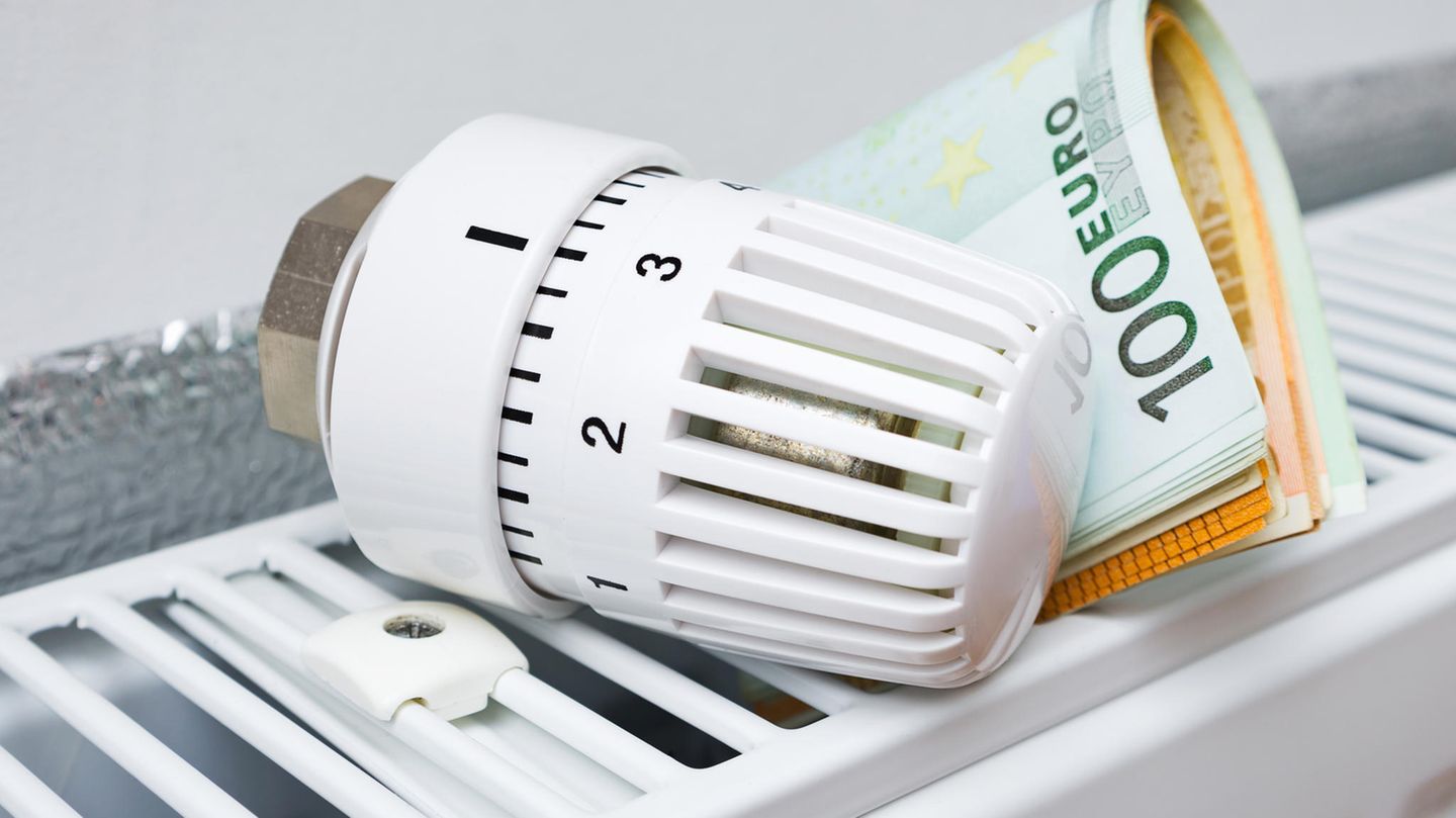 Stiftung Warentest rechnet‘s vor: 1000 Euro Ersparnis Fazit: Auch ohne größere Investitionen kann eine Familie im Alltag sparen. Die von Stiftung Warentest genannten Tricks kosten fast nichts und bringen dem Beispielhaushalt in Summe eine Ersparnis von 1074 Euro im Jahr ein. Und je höher die Energiepreise, desto höher auch die Sparsummen bei der Reduzierung des Verbrauchs. Der Großteil des Sparpotenzials liegt allerdings beim Warmwasserverbrauch und beim Heizverhalten. Der Rest läuft eher in der Kategorie Kleinvieh. Noch mehr Spartipps gibt's auf www.test.de 1000 Euro Ersparnis Fazit: Auch ohne größere Investitionen kann eine Familie im Alltag sparen. Die von Stiftung Warentest genannten Tricks kosten fast nichts und bringen dem Beispielhaushalt in Summe eine Ersparnis von 1074 Euro im Jahr ein. Und je höher die Energiepreise, desto höher auch die Sparsummen bei der Reduzierung des Verbrauchs. Der Großteil des Sparpotenzials liegt allerdings beim Warmwasserverbrauch und beim Heizverhalten. Der Rest läuft eher in der Kategorie Kleinvieh. Noch mehr Spartipps gibt's auf www.test.de