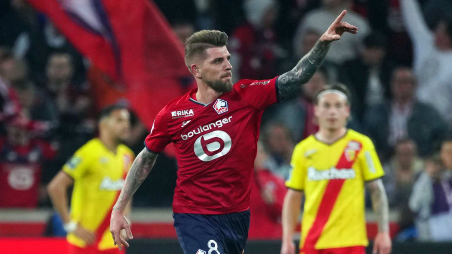 Arsenal are considering the transfer of a free midfielder