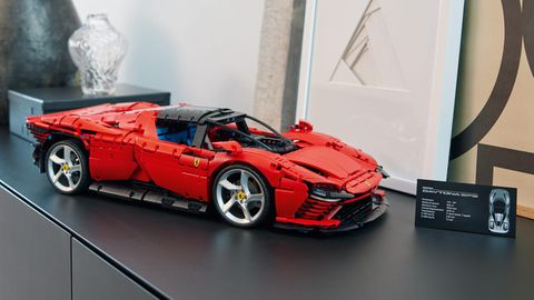 Lego Angebote: Der Ferrari Daytona steht auf einem Sideboard