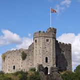 Die royale Standarte wurde auf dem Cardiff Castle gehisst, um die Anwesenheit des Monarchen anzuzeigen.