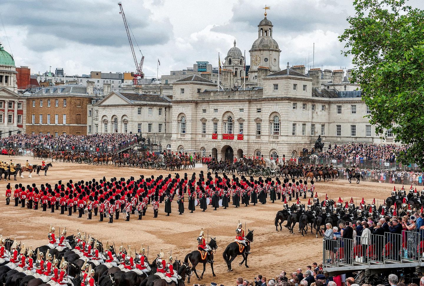 Geburtstag hat die Queen am 21. April, gefeiert wird er erst im Juni, wenn das Wetter eher mitspielt. 2016 paradieren zu ihrem 90. Geburtstag 1500 Soldaten der Household Division im Zentrum von London