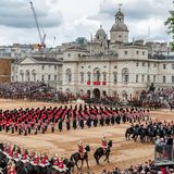 Geburtstag hat die Queen am 21. April, gefeiert wird er erst im Juni, wenn das Wetter eher mitspielt. 2016 paradieren zu ihrem 90. Geburtstag 1500 Soldaten der Household Division im Zentrum von London