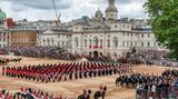 Geburtstag hat die Queen am 21. April, gefeiert wird er erst im Juni, wenn das Wetter eher mitspielt. 2016 paradieren zu ihrem 90. Geburtstag 1500 Soldaten der Household Division im Zentrum von London
