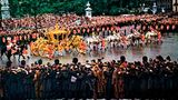 "Nicht sehr komfortabel" – so wird die Queen später ihre Reise zur Krönung in der nur mit Lederschnallen gefederten goldenen Staatskutsche nennen