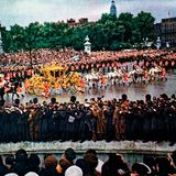 "Nicht sehr komfortabel" – so wird die Queen später ihre Reise zur Krönung in der nur mit Lederschnallen gefederten goldenen Staatskutsche nennen