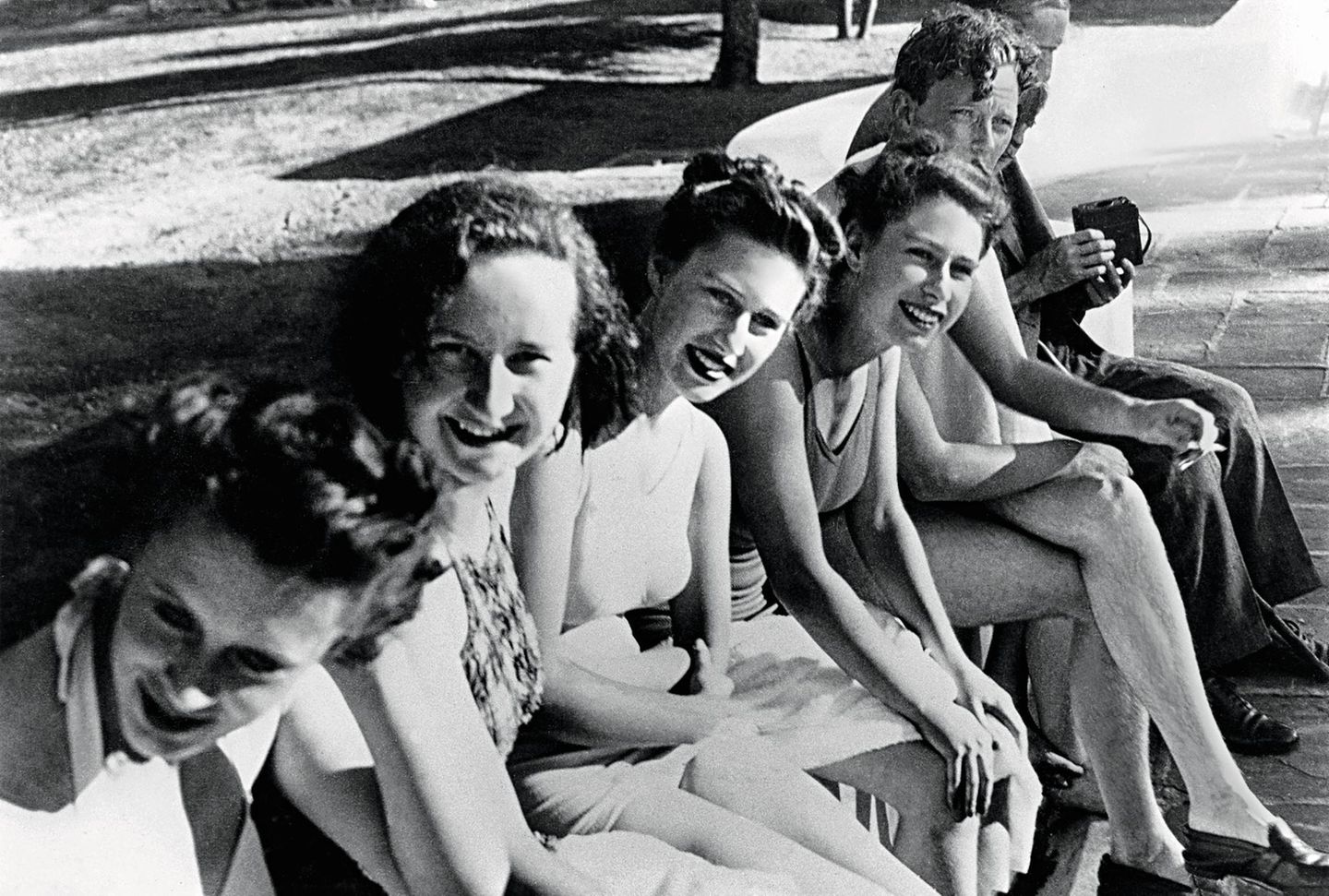 Prinzessin Elizabeth (3. v. r.) und ihre Schwester Margaret (4. v. r.) mit Freunden im Victoria Falls Hotel im heutigen Simbabwe. Die ganze königliche Familie reist von Februar bis April 1947 durch die britischen Kolonialgebiete im südlichen Afrika