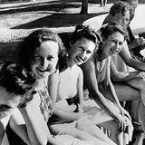 Prinzessin Elizabeth (3. v. r.) und ihre Schwester Margaret (4. v. r.) mit Freunden im Victoria Falls Hotel im heutigen Simbabwe. Die ganze königliche Familie reist von Februar bis April 1947 durch die britischen Kolonialgebiete im südlichen Afrika