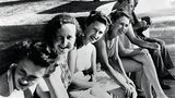 Prinzessin Elizabeth (3. v. r.) und ihre Schwester Margaret (4. v. r.) mit Freunden im Victoria Falls Hotel im heutigen Simbabwe. Die ganze königliche Familie reist von Februar bis April 1947 durch die britischen Kolonialgebiete im südlichen Afrika