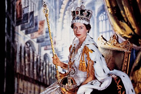Sechs Jahre nach der Südafrika-reise wird sie zur Königin gekrönt, der Gesellschaftsfotograf Cecil Beaton inszeniert die offiziellen Porträts. Er entscheidet sich gegen den gewohnten formalen Aufbau im Buckingham-Palast. Stattdessen setzt er Elizabeth vor ein Ölbild der Henry VII. Lady Chapel in Westminster Abbey