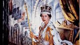 Sechs Jahre nach der Südafrika-reise wird sie zur Königin gekrönt, der Gesellschaftsfotograf Cecil Beaton inszeniert die offiziellen Porträts. Er entscheidet sich gegen den gewohnten formalen Aufbau im Buckingham-Palast. Stattdessen setzt er Elizabeth vor ein Ölbild der Henry VII. Lady Chapel in Westminster Abbey