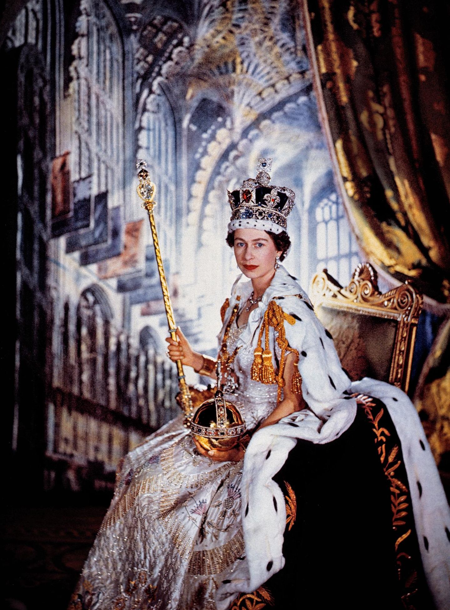 Königliche Biografie: Sechs Jahre nach der Südafrika-reise wird sie zur Königin gekrönt, der Gesellschaftsfotograf Cecil Beaton inszeniert die offiziellen Porträts. Er entscheidet sich gegen den gewohnten formalen Aufbau im Buckingham-Palast. Stattdessen setzt er Elizabeth vor ein Ölbild der Henry VII. Lady Chapel in Westminster Abbey Sechs Jahre nach der Südafrika-reise wird sie zur Königin gekrönt, der Gesellschaftsfotograf Cecil Beaton inszeniert die offiziellen Porträts. Er entscheidet sich gegen den gewohnten formalen Aufbau im Buckingham-Palast. Stattdessen setzt er Elizabeth vor ein Ölbild der Henry VII. Lady Chapel in Westminster Abbey
