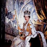 Sechs Jahre nach der Südafrika-reise wird sie zur Königin gekrönt, der Gesellschaftsfotograf Cecil Beaton inszeniert die offiziellen Porträts. Er entscheidet sich gegen den gewohnten formalen Aufbau im Buckingham-Palast. Stattdessen setzt er Elizabeth vor ein Ölbild der Henry VII. Lady Chapel in Westminster Abbey