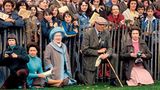Da sitzen sie als Zuschauer des Pferderennens in Badminton im Gras fast wie normale Sterbliche: Margaret (in Türkis), Queen Mum und die Queen (in Rosa). Zwischen ihnen kniet der Herzog von Beaufort, dem das ganze Anwesen samt Rennbahn und Park gehört