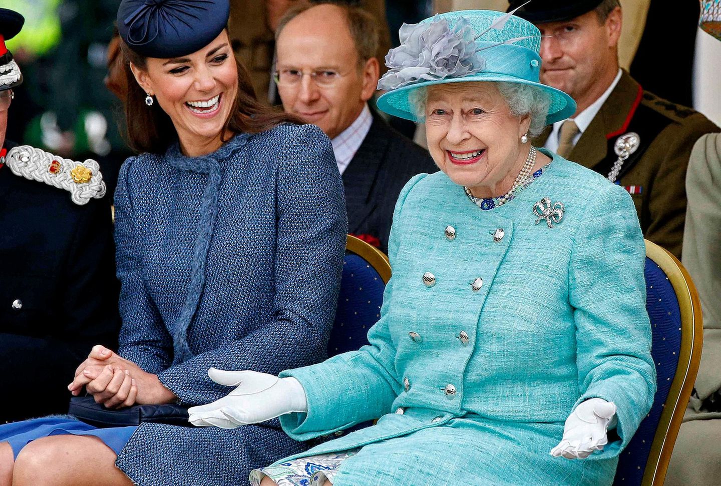 Königliche Biografie: Die damalige Herzogin von Cambridge versteht sich allem Anschein nach gut mit der Queen. Auch weil sie sich stets offen zeigte, deren Ratschläge anzunehmen. Und die beiden Frauen teilen ein Hobby: Beide fotografieren gern, Kate porträtiert ihre Kinder, die Queen Präsidenten auf Staatsvisite Die damalige Herzogin von Cambridge versteht sich allem Anschein nach gut mit der Queen. Auch weil sie sich stets offen zeigte, deren Ratschläge anzunehmen. Und die beiden Frauen teilen ein Hobby: Beide fotografieren gern, Kate porträtiert ihre Kinder, die Queen Präsidenten auf Staatsvisite
