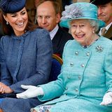 Die damalige Herzogin von Cambridge versteht sich allem Anschein nach gut mit der Queen. Auch weil sie sich stets offen zeigte, deren Ratschläge anzunehmen. Und die beiden Frauen teilen ein Hobby: Beide fotografieren gern, Kate porträtiert ihre Kinder, die Queen Präsidenten auf Staatsvisite