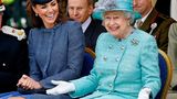 Die damalige Herzogin von Cambridge versteht sich allem Anschein nach gut mit der Queen. Auch weil sie sich stets offen zeigte, deren Ratschläge anzunehmen. Und die beiden Frauen teilen ein Hobby: Beide fotografieren gern, Kate porträtiert ihre Kinder, die Queen Präsidenten auf Staatsvisite