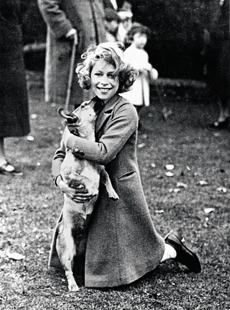 Elf Jahre alt ist die damalige Prinzessin auf diesem Foto, das sie 1937 auf Glamis Castle zeigt, dem schottischen Schloss der Großeltern. Gerade hat man Elizabeths Vater gekrönt. Seitdem ist sie selbst nicht mehr nur ein kleines Mädchen. Sondern Thronfolgerin
