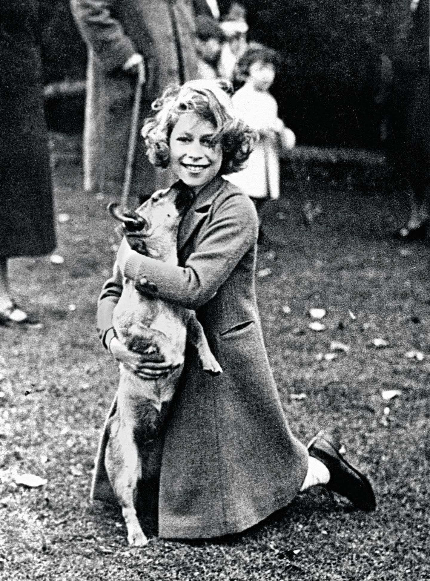 Königliche Biografie: Elf Jahre alt ist die damalige Prinzessin auf diesem Foto, das sie 1937 auf Glamis Castle zeigt, dem schottischen Schloss der Großeltern. Gerade hat man Elizabeths Vater gekrönt. Seitdem ist sie selbst nicht mehr nur ein kleines Mädchen. Sondern Thronfolgerin Elf Jahre alt ist die damalige Prinzessin auf diesem Foto, das sie 1937 auf Glamis Castle zeigt, dem schottischen Schloss der Großeltern. Gerade hat man Elizabeths Vater gekrönt. Seitdem ist sie selbst nicht mehr nur ein kleines Mädchen. Sondern Thronfolgerin