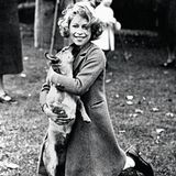 Elf Jahre alt ist die damalige Prinzessin auf diesem Foto, das sie 1937 auf Glamis Castle zeigt, dem schottischen Schloss der Großeltern. Gerade hat man Elizabeths Vater gekrönt. Seitdem ist sie selbst nicht mehr nur ein kleines Mädchen. Sondern Thronfolgerin