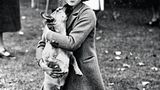Elf Jahre alt ist die damalige Prinzessin auf diesem Foto, das sie 1937 auf Glamis Castle zeigt, dem schottischen Schloss der Großeltern. Gerade hat man Elizabeths Vater gekrönt. Seitdem ist sie selbst nicht mehr nur ein kleines Mädchen. Sondern Thronfolgerin