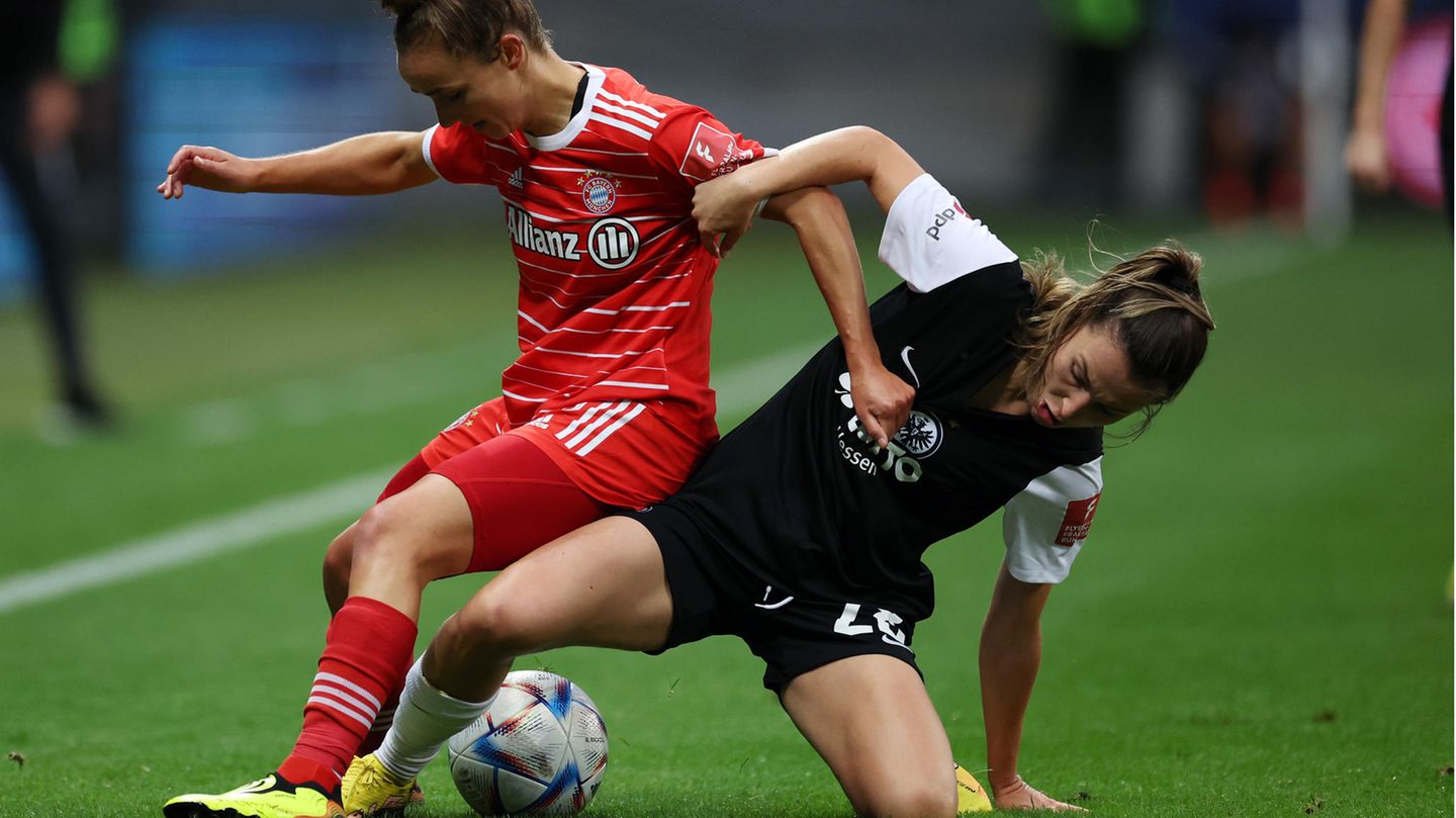 Bayerns Lina Magull (l.) und Frankfurts Barbara Dunst liefern sich einen herzerfrischenden Zweikampf