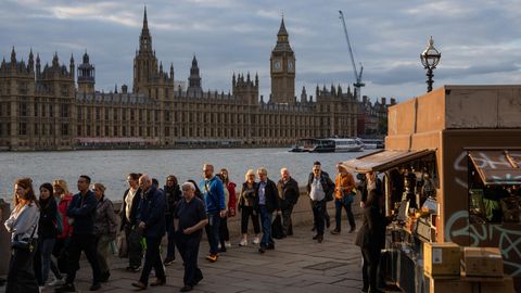 Die Warteschlange in London, im Hintergrund das Parlament