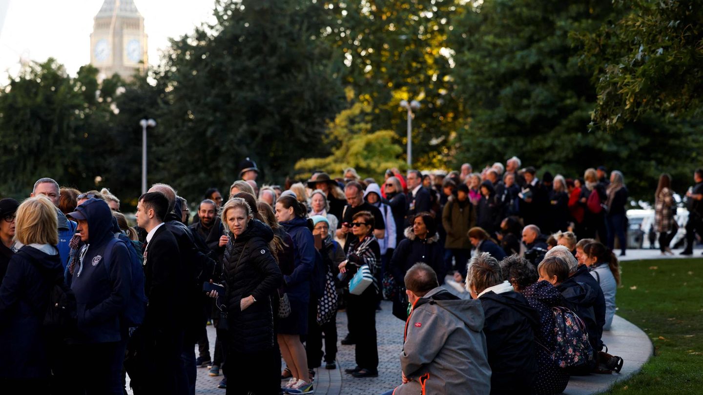 Die Warteschlange vor der Westminster Hall und dem Sarg von Queen Elizabeth II.