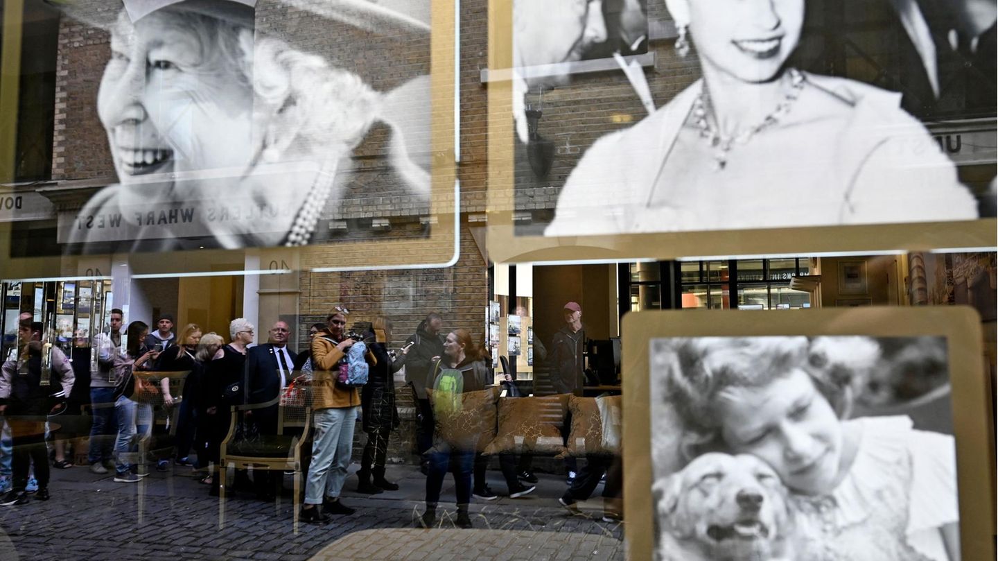 Die Warteschlange vor der Westminster Hall und dem Sarg von Queen Elizabeth II.