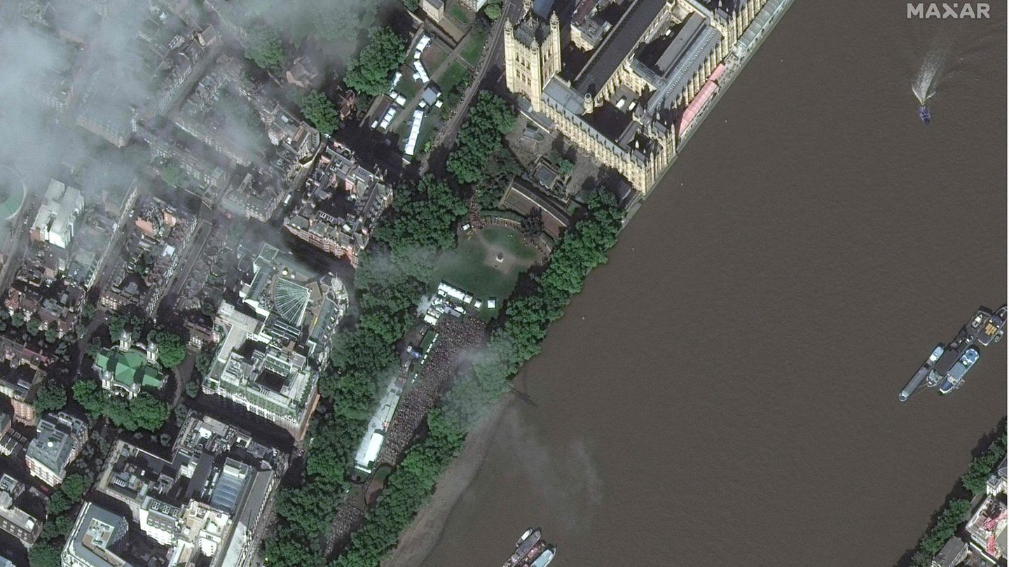 Die Warteschlange vor der Westminster Hall und dem Sarg von Queen Elizabeth II.
