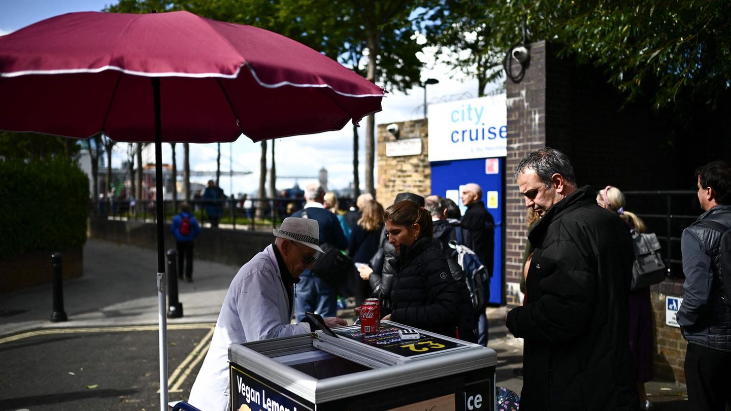 Die Warteschlange vor der Westminster Hall und dem Sarg von Queen Elizabeth II.