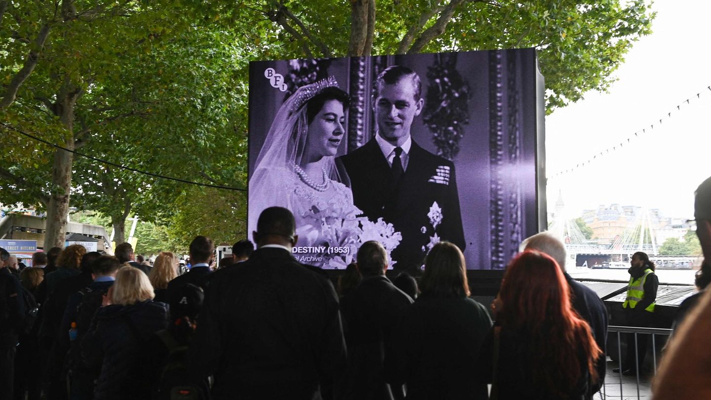 Die Warteschlange vor der Westminster Hall und dem Sarg von Queen Elizabeth II.