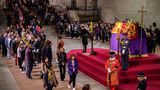 Die Warteschlange vor der Westminster Hall und dem Sarg von Queen Elizabeth II.