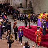 Die Warteschlange vor der Westminster Hall und dem Sarg von Queen Elizabeth II.