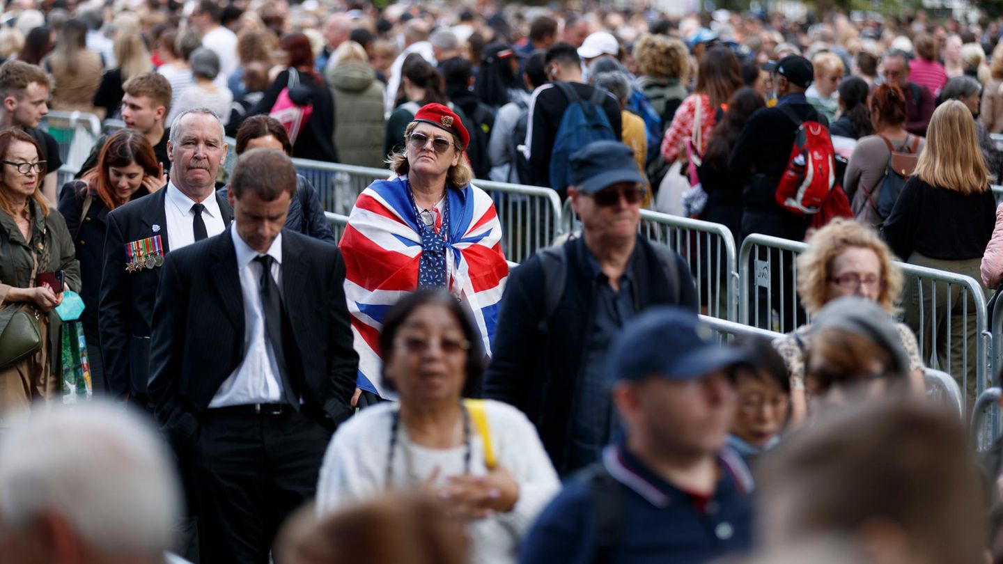 “The Queue”: Queue for Queen Elizabeth II breaks all records