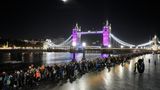 Menschen stehen vor der Tower Bridge Schlange