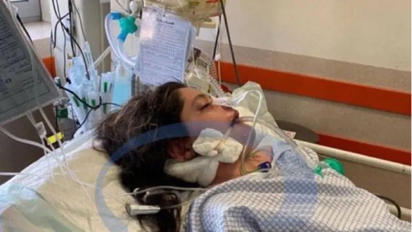 Mahsa Amiri in the hospital bed.  The young woman has since died.