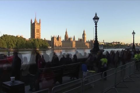 Video: 24 Stunden Wartezeit vor Queen-Sarg - "Bitte nicht mehr anreisen"