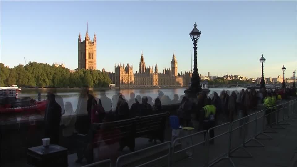 Video: 24 Stunden Wartezeit vor Queen-Sarg - "Bitte nicht mehr anreisen"
