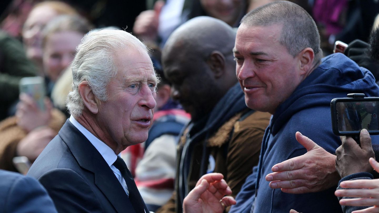 King Charles III  and Prince William visit the “Queue”