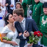 17. September 2022  Adelshochzeit in Deutschland: Erbprinz Georg Alexander zu Mecklenburg hat seine Hande geheiratet  Erstmals nach Jahrzehnten hat es in Mecklenburg-Vorpommern wieder eine Adelshochzeit des herzoglichen Hauses von Mecklenburg gegeben. In der Stadtkirche von Neustrelitz gaben sich Erbprinz Georg Alexander zu Mecklenburg und die 29 Jahre alte Niederländerin Hande Macit am Samstag vor rund 500 Gästen öffentlich das Ja-Wort.   Der 31-Jährige ist der älteste Sohn der Familie von Mecklenburg-Strelitz, die sonst im Breisgau lebt, aber seit 1990 wieder intensivere Kontakte in die Region Mecklenburg-Strelitz pflegt. In der katholischen Messe wurde auch eine Gedenkminute für die gestorbene britische Königin Elizabeth II. (1926-2022) eingelegt.  Das Paar ist seit Mitte Juni 2022 standesamtlich vermählt und lebt sonst ein bürgerliches Leben in Rotterdam. Vor der Stadtkirche hatten sich etwa 100 Schaulustige versammelt, die dem Paar beim Auszug zujubelten. Georg Alexanders Vater, der 66-jährige Georg Borwin, ist seit 2001 - dem Ende der Linie von Mecklenburg-Schwerin - Oberhaupt des gesamten Herzogs-Hauses Mecklenburg.