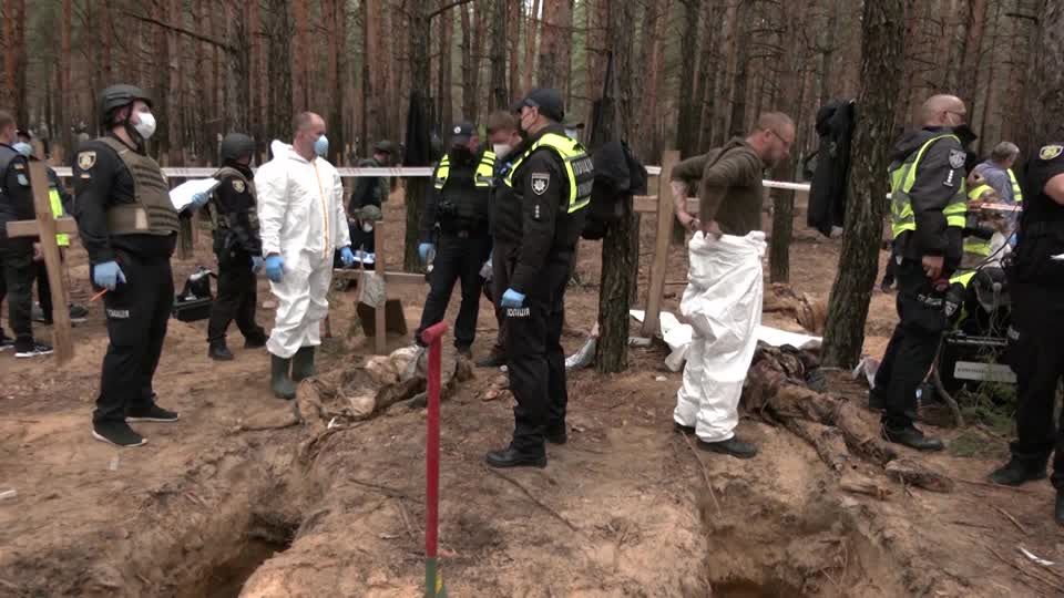 Video: Behörden beginnen mit Untersuchungen von Massengrab bei Isjum Video: Behörden beginnen mit Untersuchungen von Massengrab bei Isjum