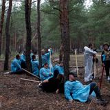 Das Ausgraben der Leichen in Isjum verlangt den Rettungskräften, die hier eine Pause einlegen, emotional und körperlich einiges ab.