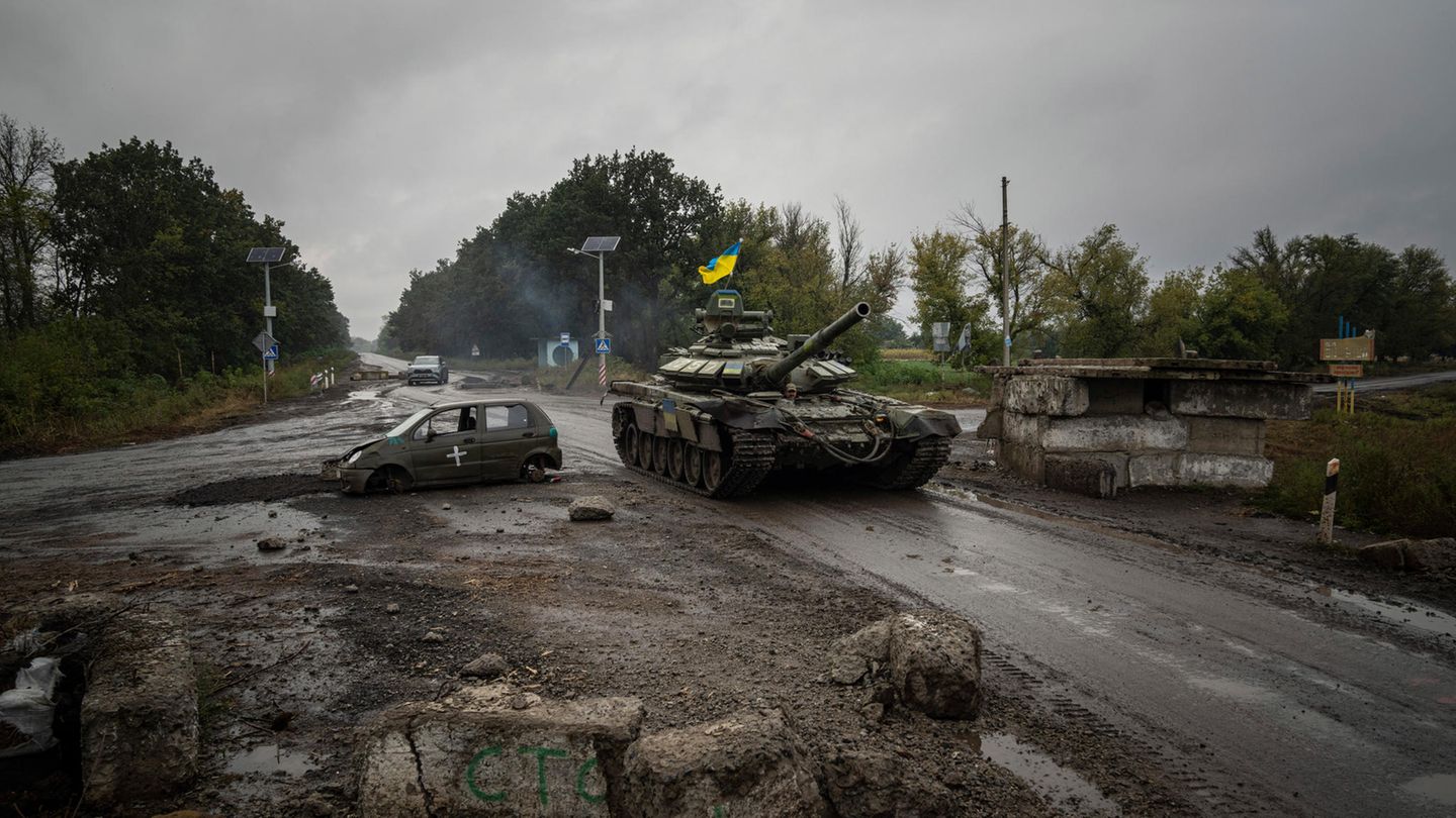 In Isjum weht wieder die ukrainische Flagge, auch auf diesem Panzer, der an einem ehemaligen russischen Kontrollpunkt vorbeifährt. 