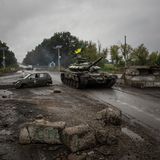 In Isjum weht wieder die ukrainische Flagge, auch auf diesem Panzer, der an einem ehemaligen russischen Kontrollpunkt vorbeifährt. 