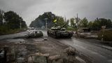 In Isjum weht wieder die ukrainische Flagge, auch auf diesem Panzer, der an einem ehemaligen russischen Kontrollpunkt vorbeifährt. 